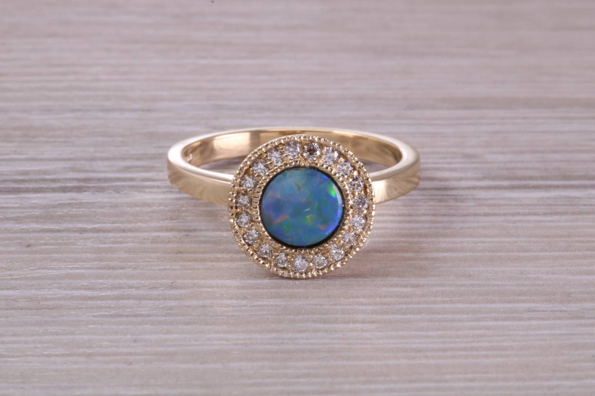 Schöner Feuriger Natürlicher Opal Und Diamanten Gefasster Goldring von GemArtsCo