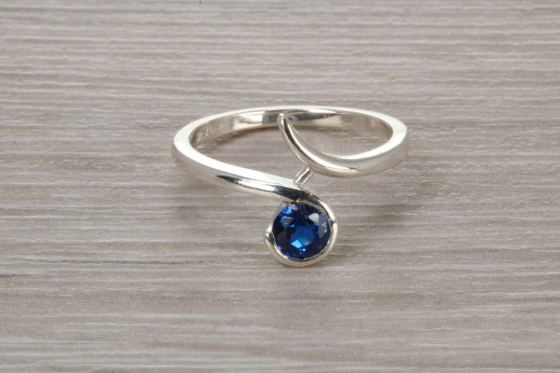 Silber Blauer Saphir C Z Set Ring von GemArtsCo