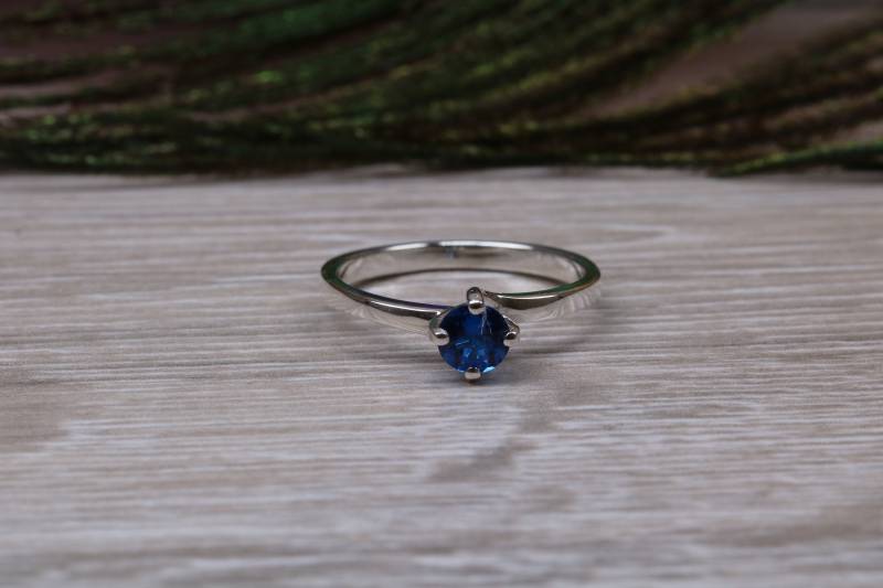 Silber Solitär Ring Mit Vier Krallen Drehung Aus Wunderschönen Runden Royalblauen Saphir C Z von GemArtsCo