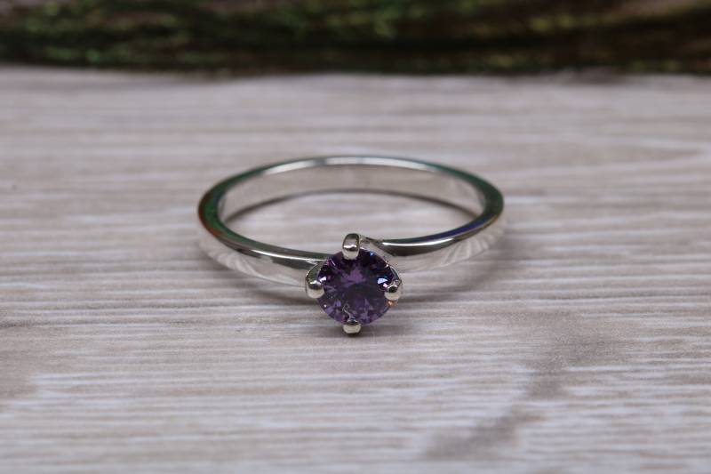 Silber Solitär Twist Style Ring Set Mit Schönem Runden Amethyst C Z Silber Solitär Twist Style Ring Set Mit Schönem Runden Amethyst C Z von GemArtsCo