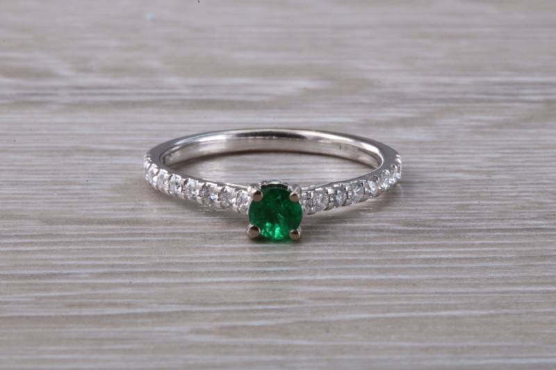 Smaragd Mit Diamant 18Ct Weißgold Ring von GemArtsCo