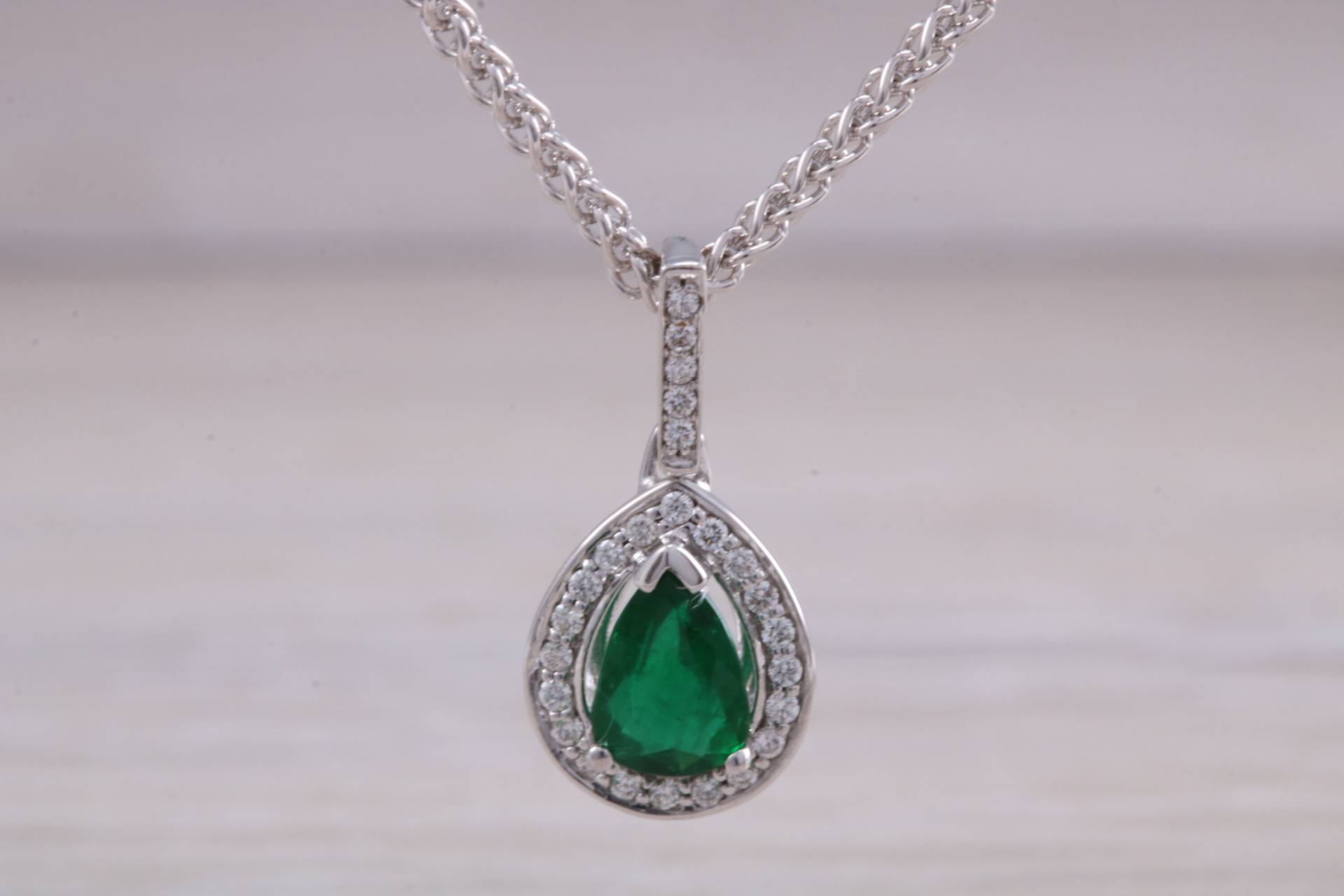 Smaragd Und Diamant Halo Set 18Ct Weißgold Halskette von GemArtsCo