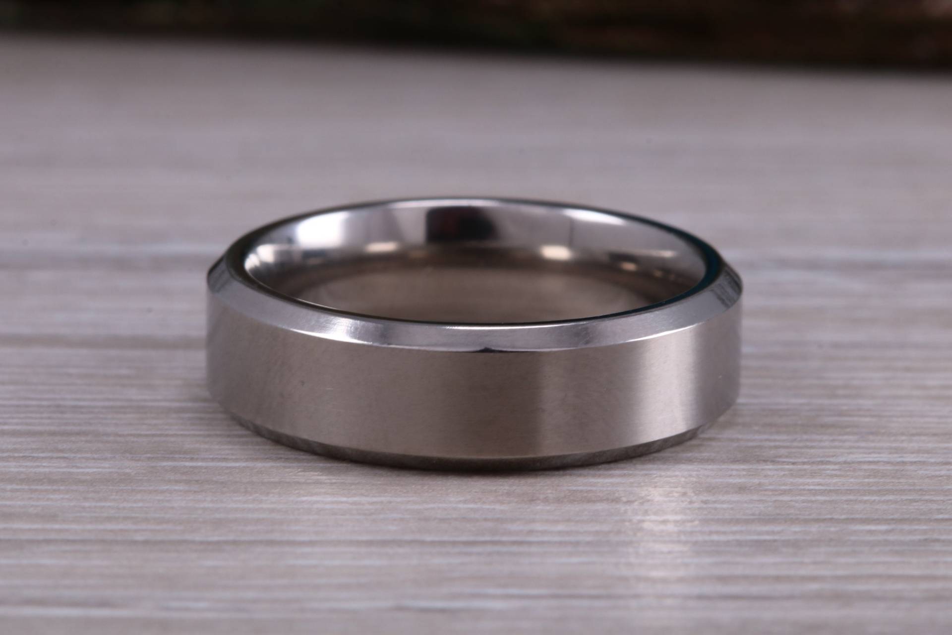 Titan Gemusterte Finish Band, Geringes Gewicht Und Sehr Langlebig, Wahl Der Breiten, Perfekt Als Ehering Oder Mode-Ring von GemArtsCo