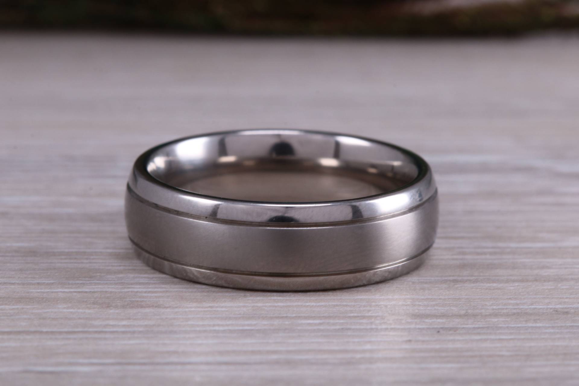 Titan Gemusterte Finish Band, Geringes Gewicht Und Sehr Langlebig, Wahl Der Breiten, Perfekt Als Ehering Oder Mode-Ring von GemArtsCo