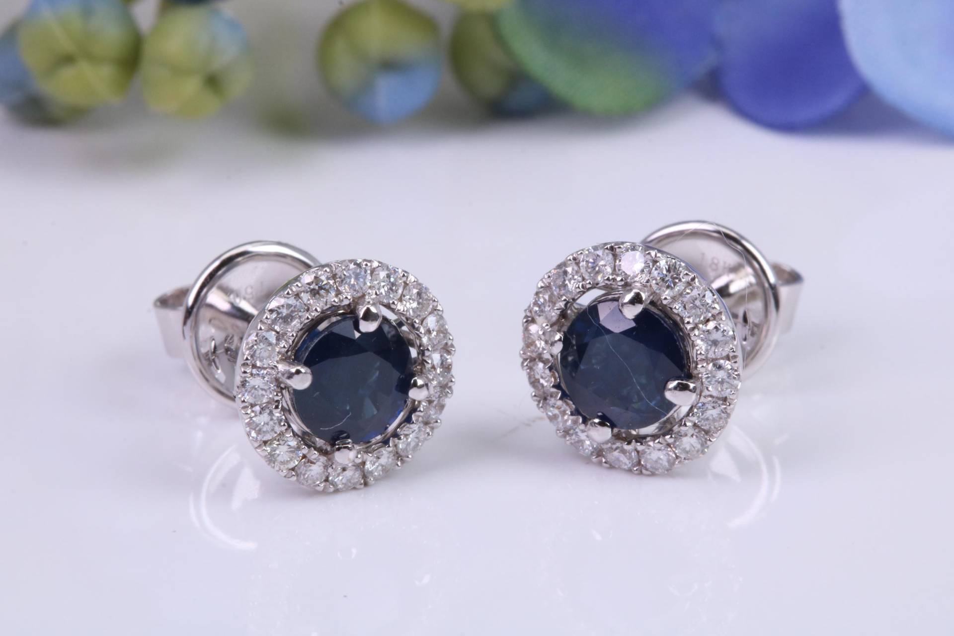 Wunderschöne, Je 1 Karat Blauer Saphir Und Diamant Halo-Ohrringe, 18 Weißgold, Britisch Gestempelt von GemArtsCo