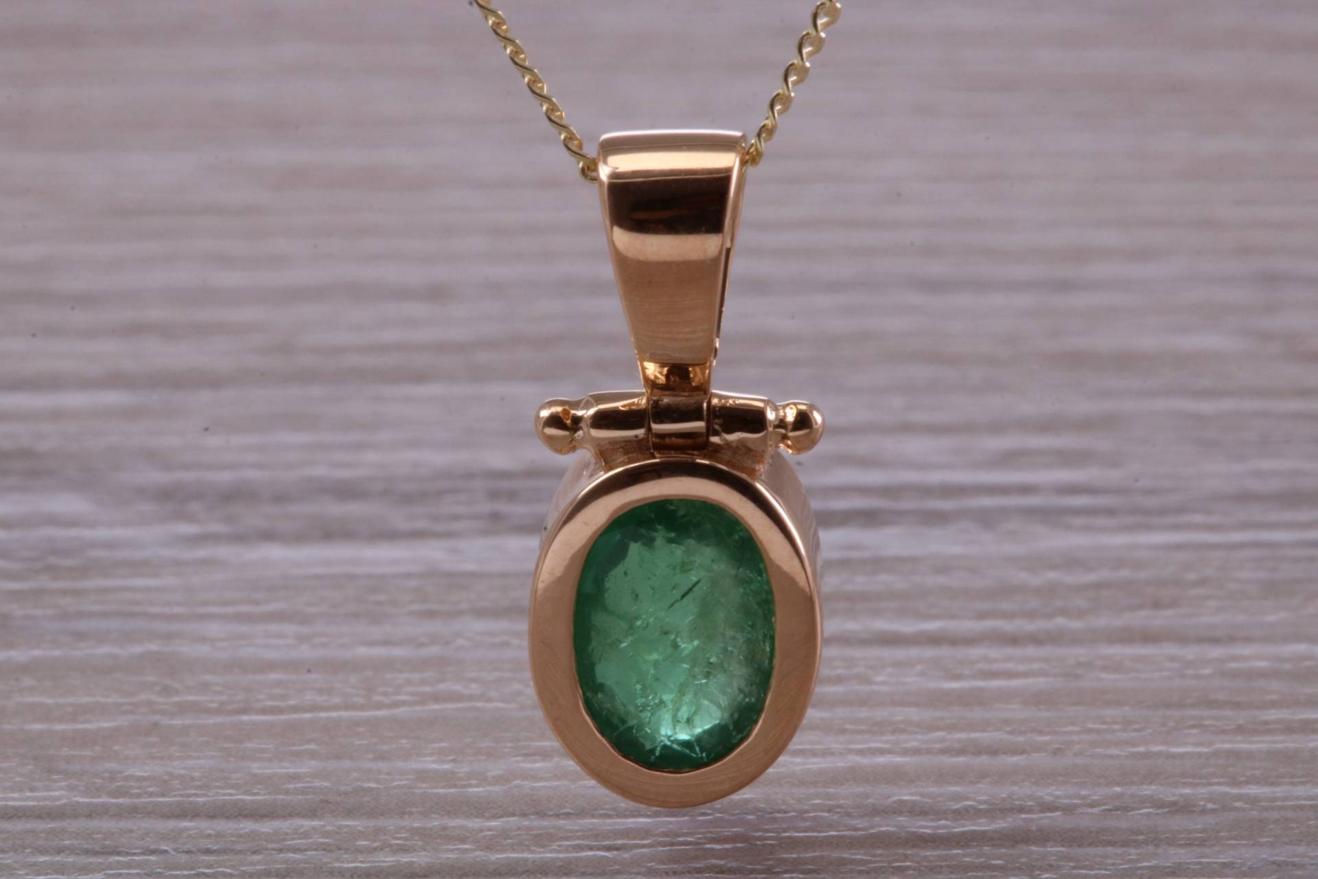 Wunderschöne Ein Karat Oval Geschliffene Smaragd Gelbgold Halskette Wunderschöne Ein Karat Oval Geschliffene Smaragd Gelbgold Halskette von GemArtsCo