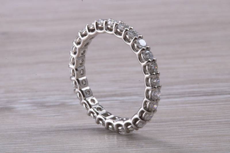 Wunderschönes One Carat Full Circle Set Platin Diamant Band von GemArtsCo