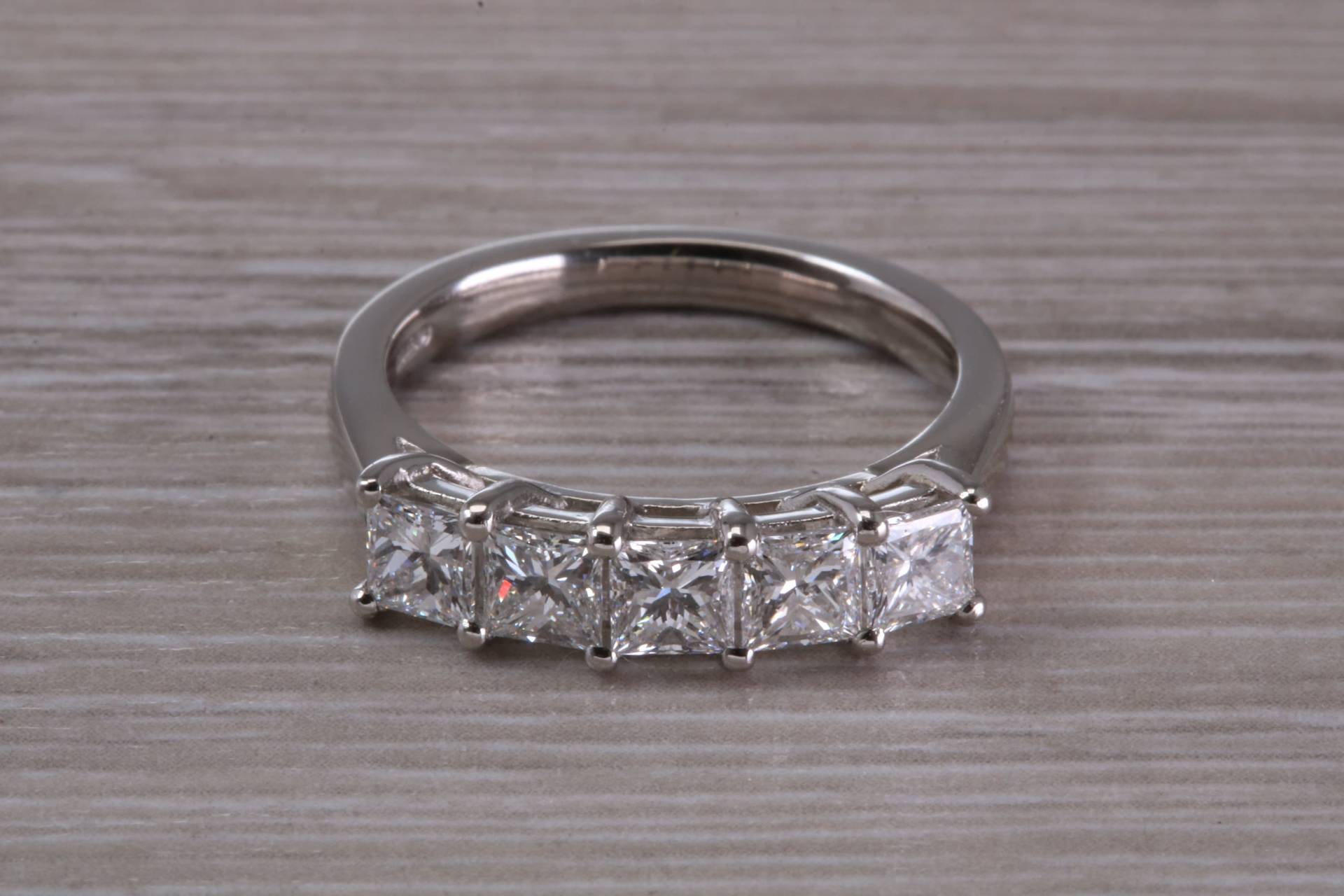 Wunderschönes One & Quarter Carat 5 Princess Cut Diamanten Set Platin Ring von GemArtsCo