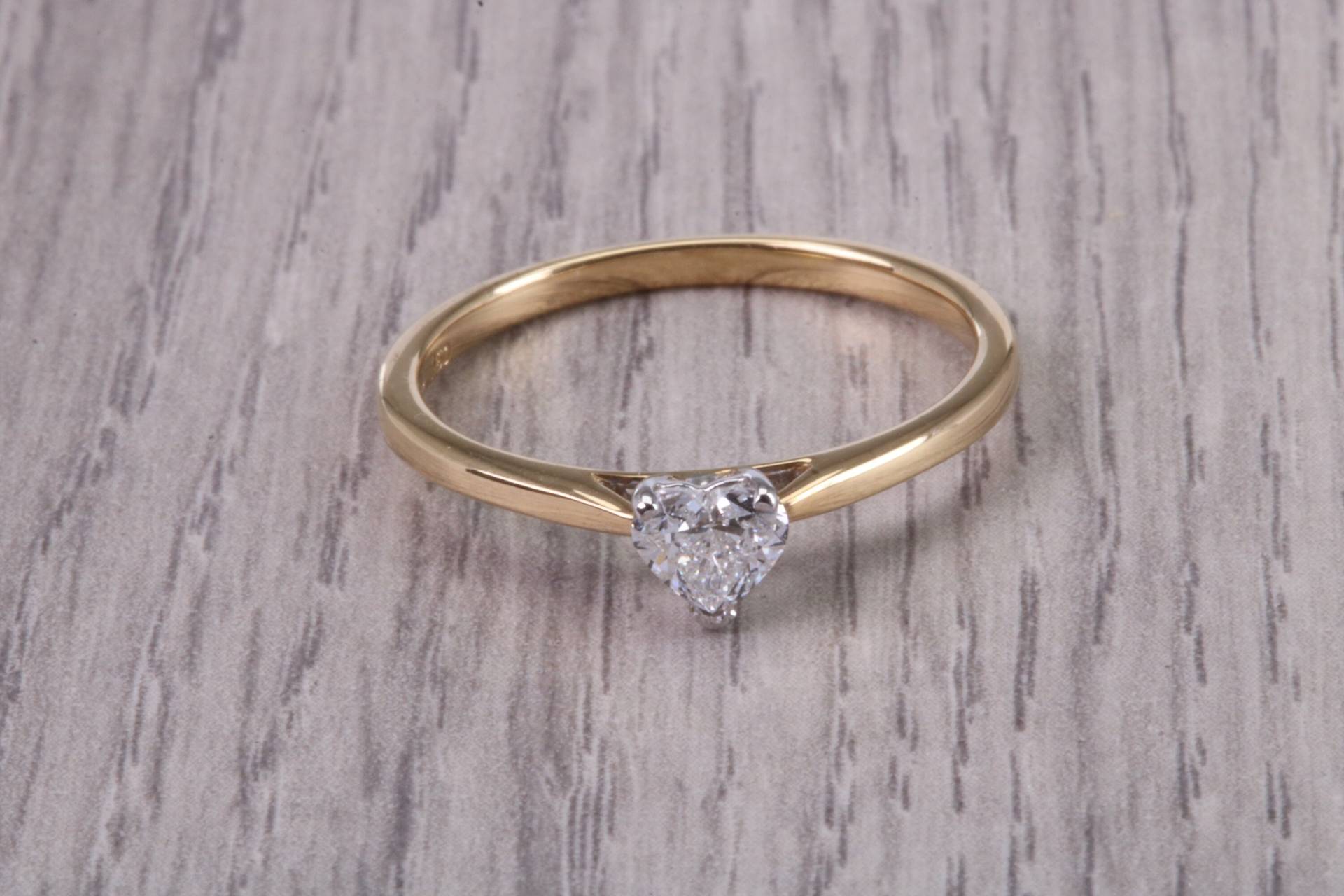 Zierlicher 0.30Ct Diamant-Solitär in Herzform, Gefasst 18 Karat Gelbgold, E Si 2 Graded Gia-Zertifizierter Diamant von GemArtsCo