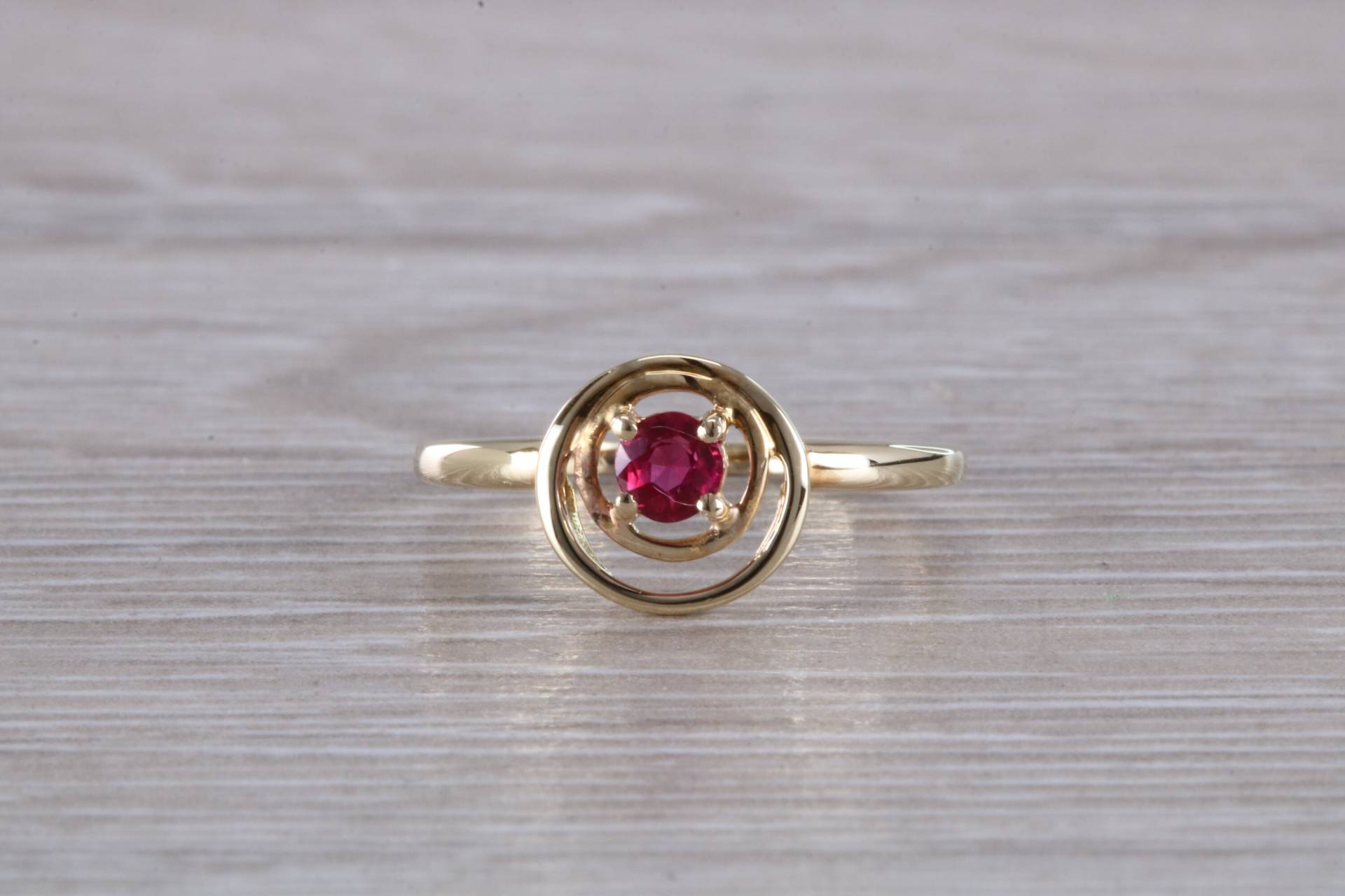Zierlicher Rubin Ring von GemArtsCo