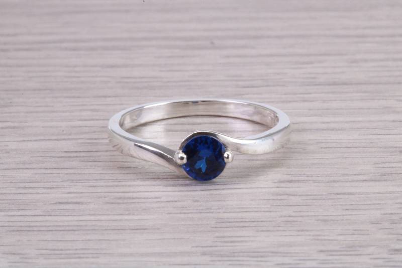 Zierlicher Silber Solitär Ring Mit Wunderschönem Runden Saphir C Z, Geburtsstein Für Den Mai, Ideal Als Verlobungsring. Perfektes Geschenk Alle von GemArtsCo
