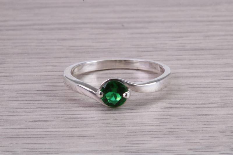 Zierlicher Silber Solitär Ring Mit Wunderschönem Runden Smaragd C Z, Geburtsstein Für Den Mai, Ideal Als Verlobungsring. Perfektes Geschenk Alle Zierlicher Silber Solitär Ring Mit Wunderschönem Runden Smaragd C Z, Geburtsstein Für Den Mai, Ideal Als Verlobungsring. Perfektes Geschenk Alle von GemArtsCo