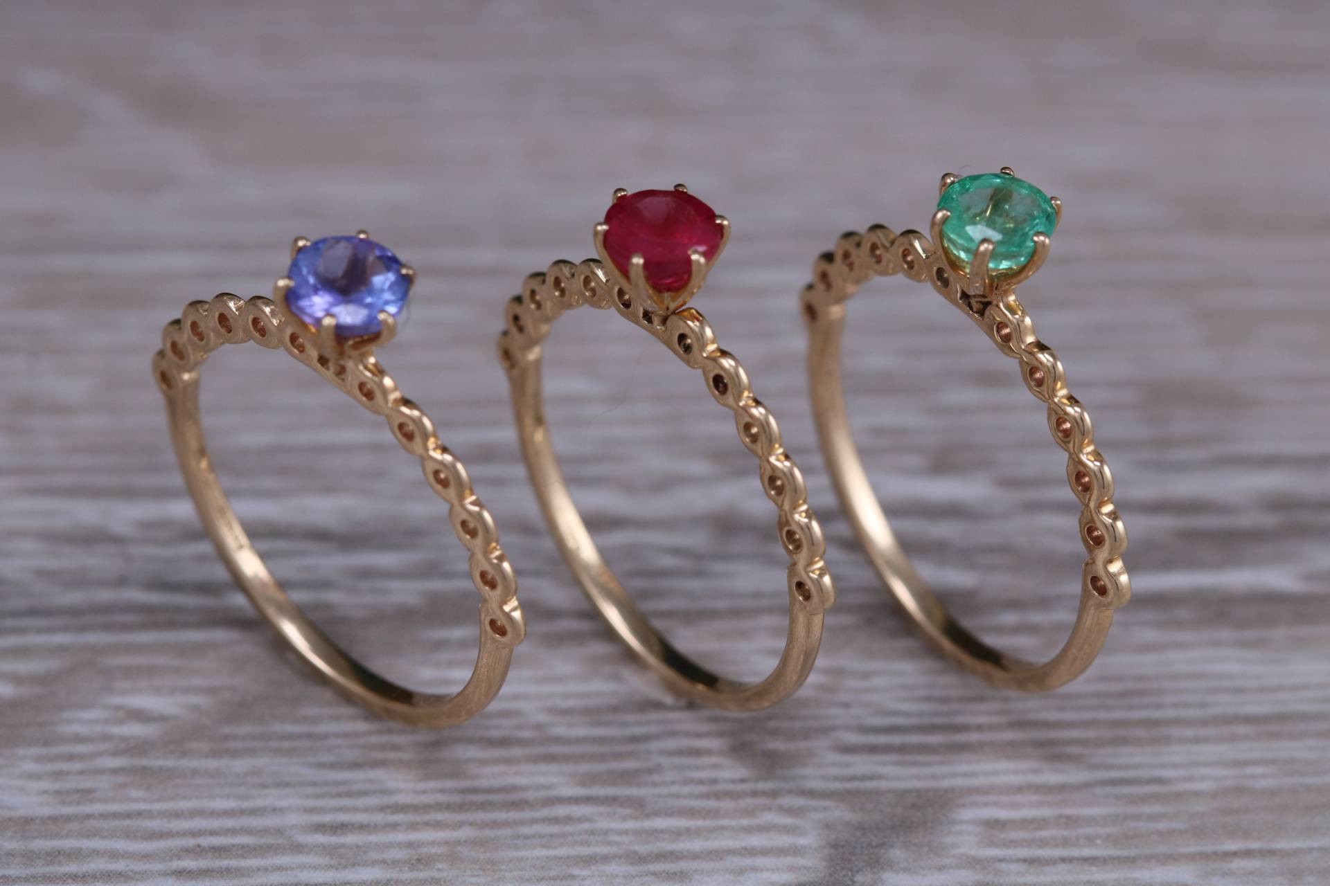 Zierliches Set Aus Drei Tansanit, Rubin Und Smaragd Ringen von GemArtsCo