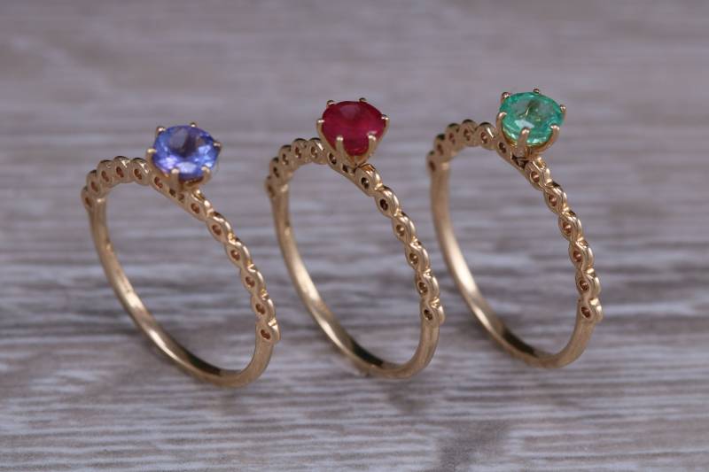 Zierliches Set Aus Drei Tansanit, Rubin Und Smaragd Ringen von GemArtsCo