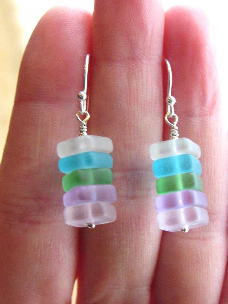 Kultivierte Seeglas-Ohrringe Sterling Silber, Regenbogen Oder Blau Kultivierte Seeglas-Ohrringe Sterling Silber, Regenbogen Oder Blau von GemBeadSales