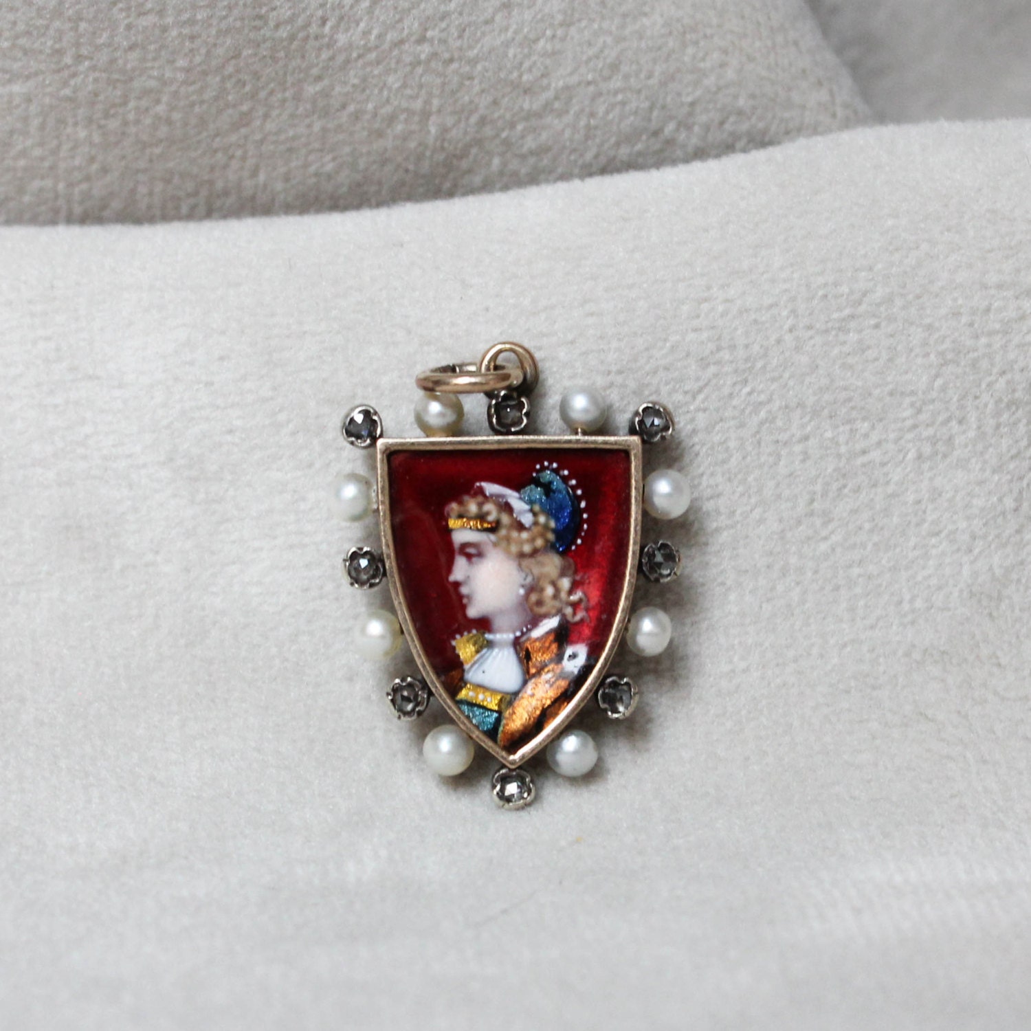 Rosenschliff Diamantperle Emaille Miniatur Portrait Schild Anhänger, Diamant & Rocaille Halo Rosenschliff Diamantperle Emaille Miniatur Portrait Schild Anhänger, Diamant & Rocaille Halo von GemFever