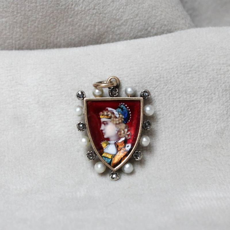 Rosenschliff Diamantperle Emaille Miniatur Portrait Schild Anhänger, Diamant & Rocaille Halo Rosenschliff Diamantperle Emaille Miniatur Portrait Schild Anhänger, Diamant & Rocaille Halo von GemFever