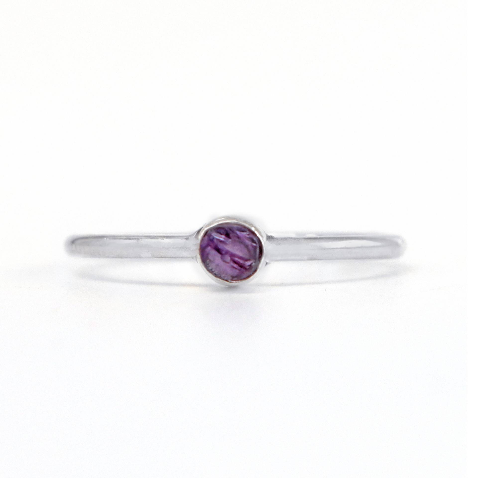 Amethyst Rohedelstein Ring, Stapeln Bandring, Roher Edelstein Februar Birthstone Schmuck, Kleiner Steinring, Ringe Für Frauen von GemForJewelry