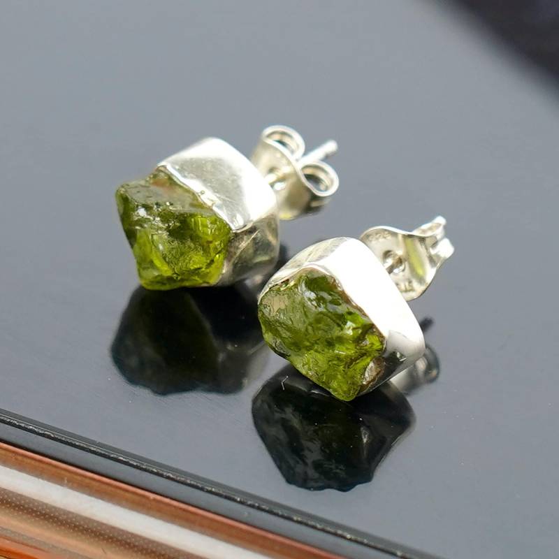 Rohe Peridot Edelstein Ohrringe, Natürliche Kristall Ohrstecker, Einzigartige Stein Roh Silber Ohrring, Geschenk Für Sie von GemForJewelry