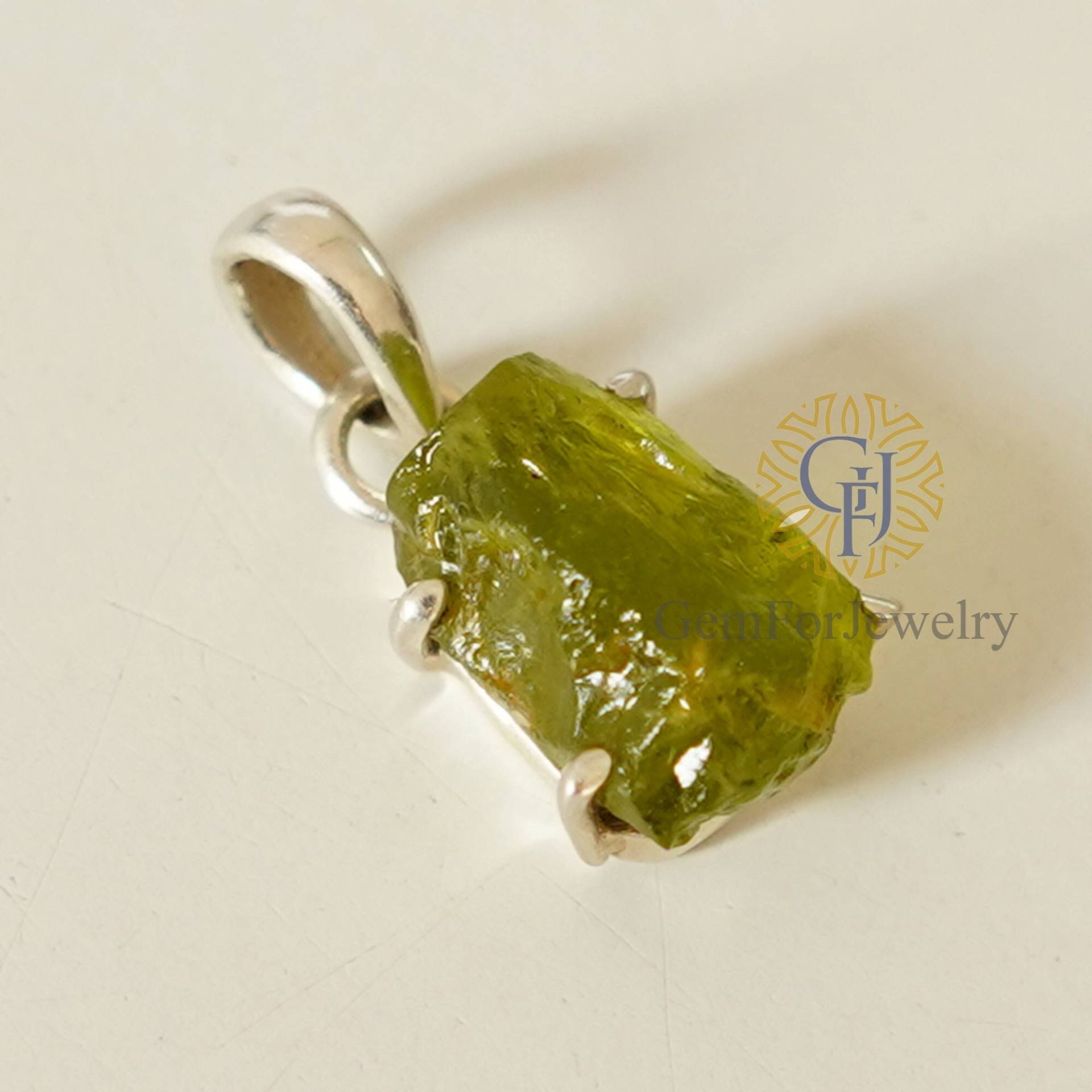 Roher Peridot Silber Halskette Anhänger, August Birthstone Rohstein Schmuck, Kristall Heilstein, Geschenke Für Sie Roher Peridot Silber Halskette Anhänger, August Birthstone Rohstein Schmuck, Kristall Heilstein, Geschenke Für Sie von GemForJewelry