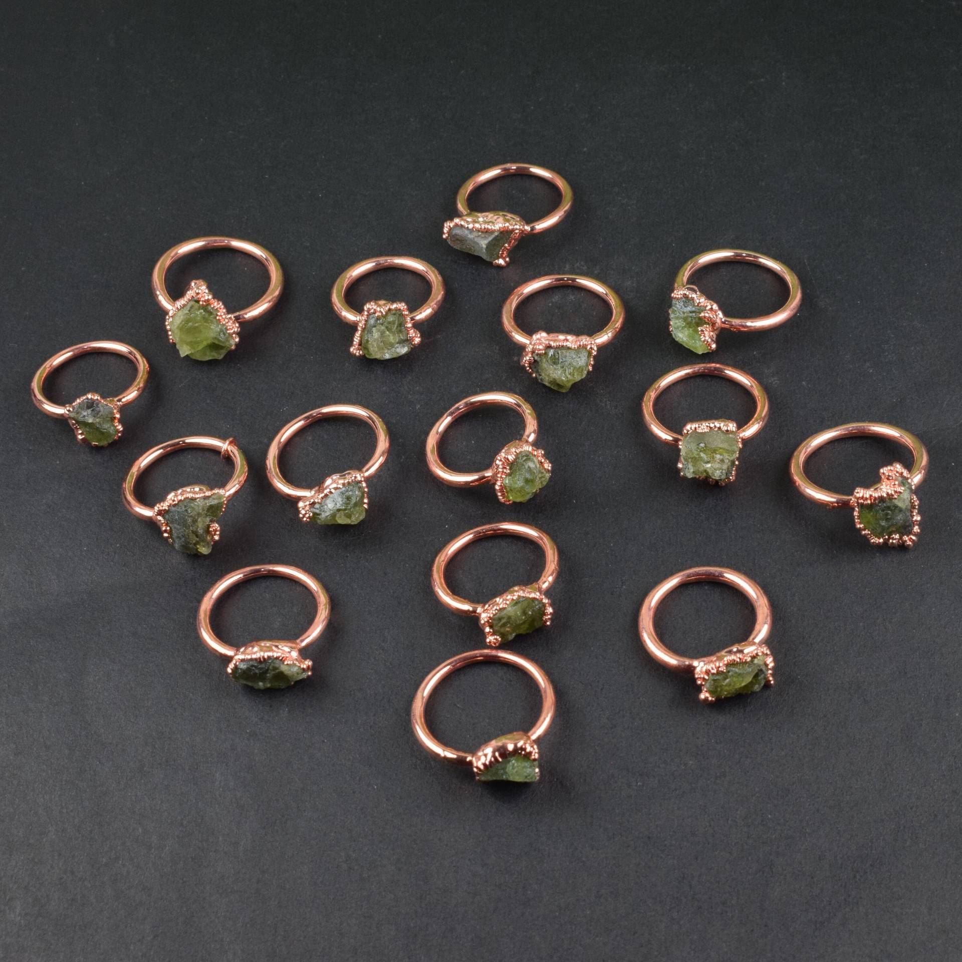 15 Stück Natürliche Peridot Edelstein Ring Lot Großhandel Ringe Kupfer Elektrogeformter Handgemachter Schmuck von GemFormingStudio