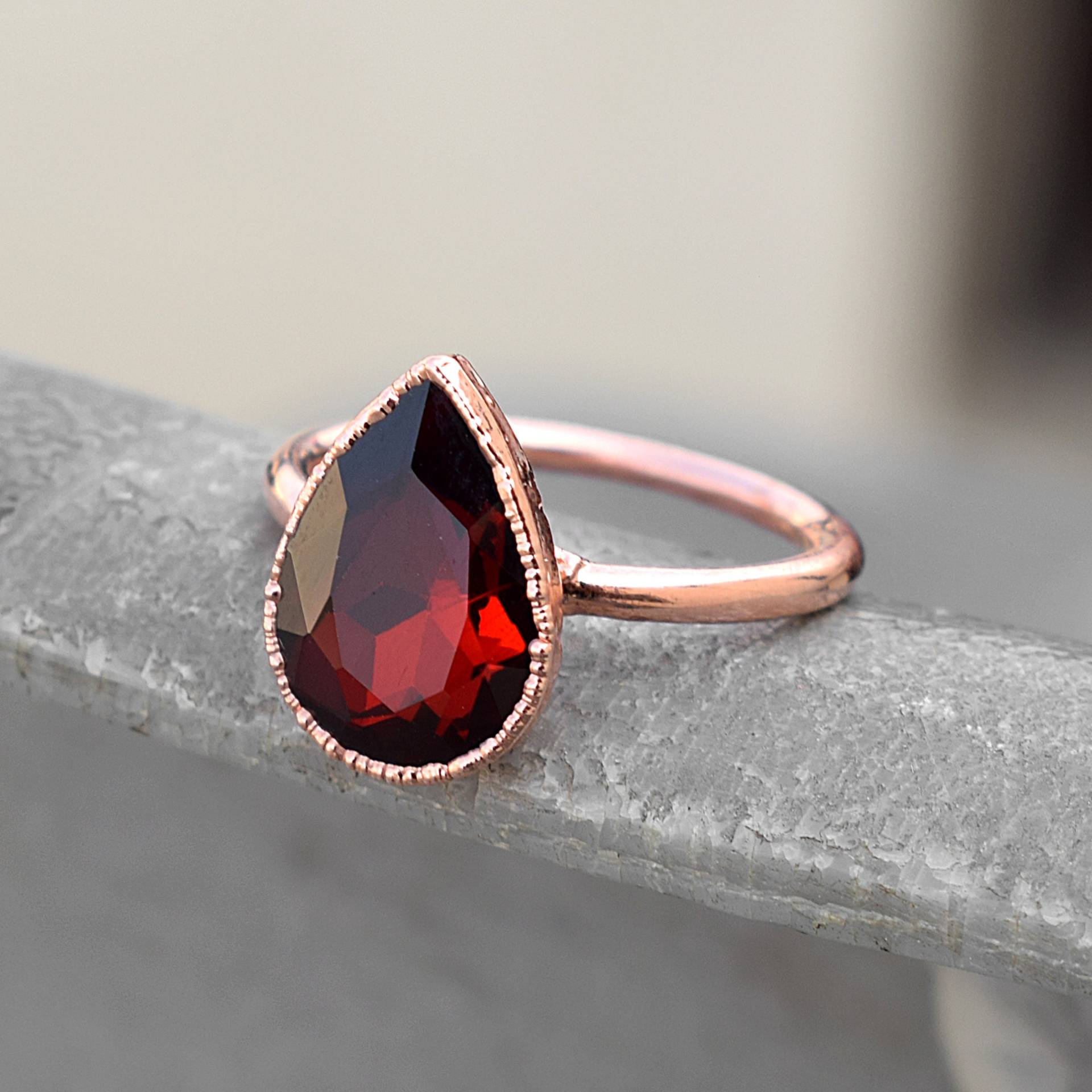 Birne Granat Hydro Ring Rosegold Kupfer Für Frauen von GemFormingStudio