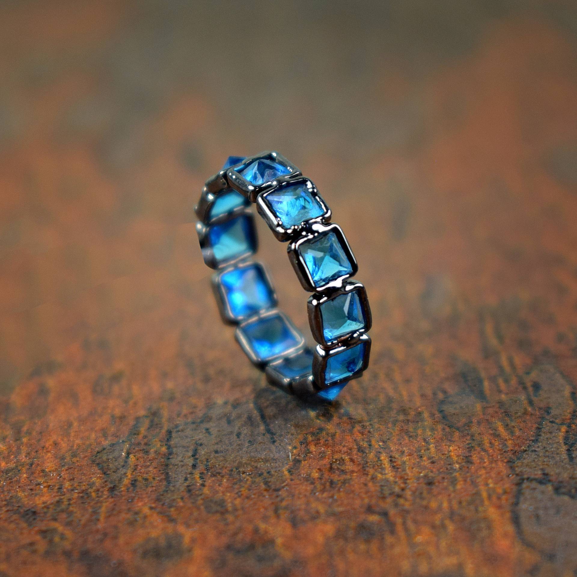 Blautopas Eternity Ehering | Band Princess Cut Jahrestagsgeschenk Kanal Ring Geschenk Für Sie Edelstein von GemFormingStudio