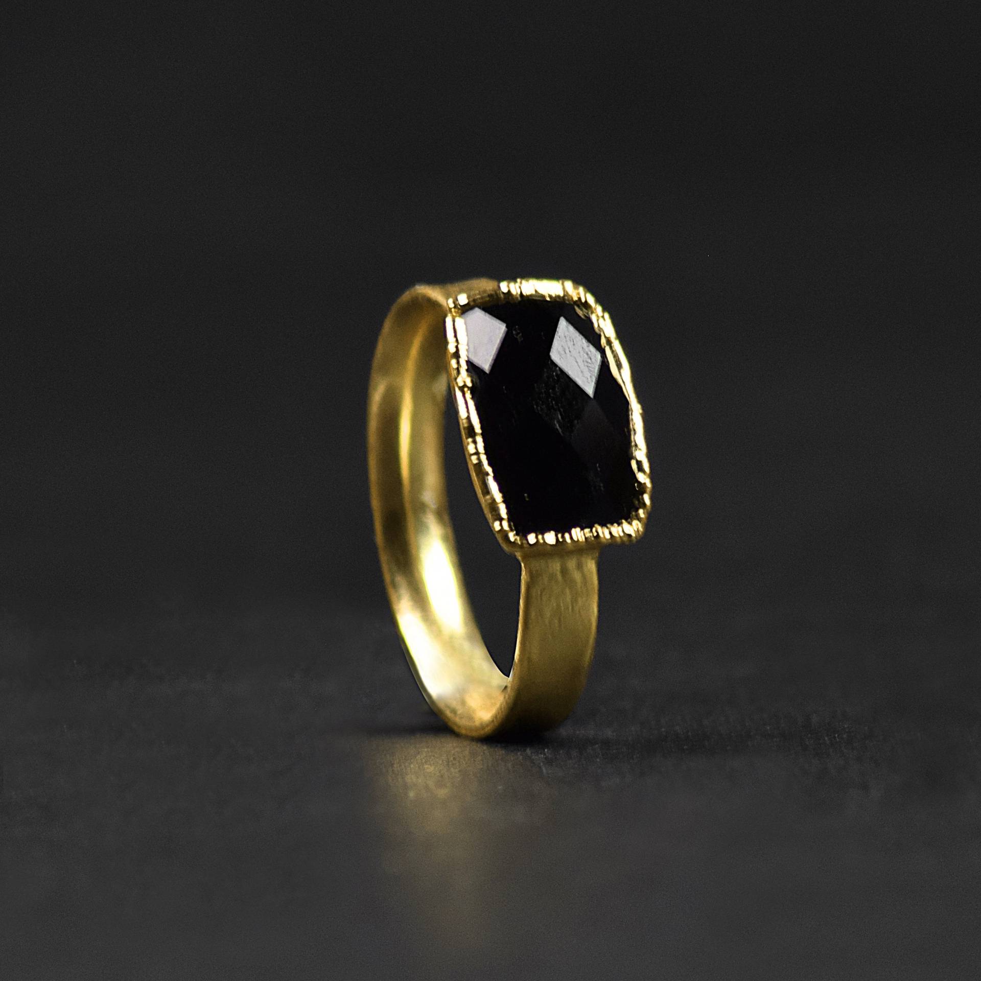 Facettierter Schwarzer Onyx Edelstein Ring Verlobungsring Statement Womens Ringe Für Frauen Ehering Jubiläumsgeschenke von GemFormingStudio