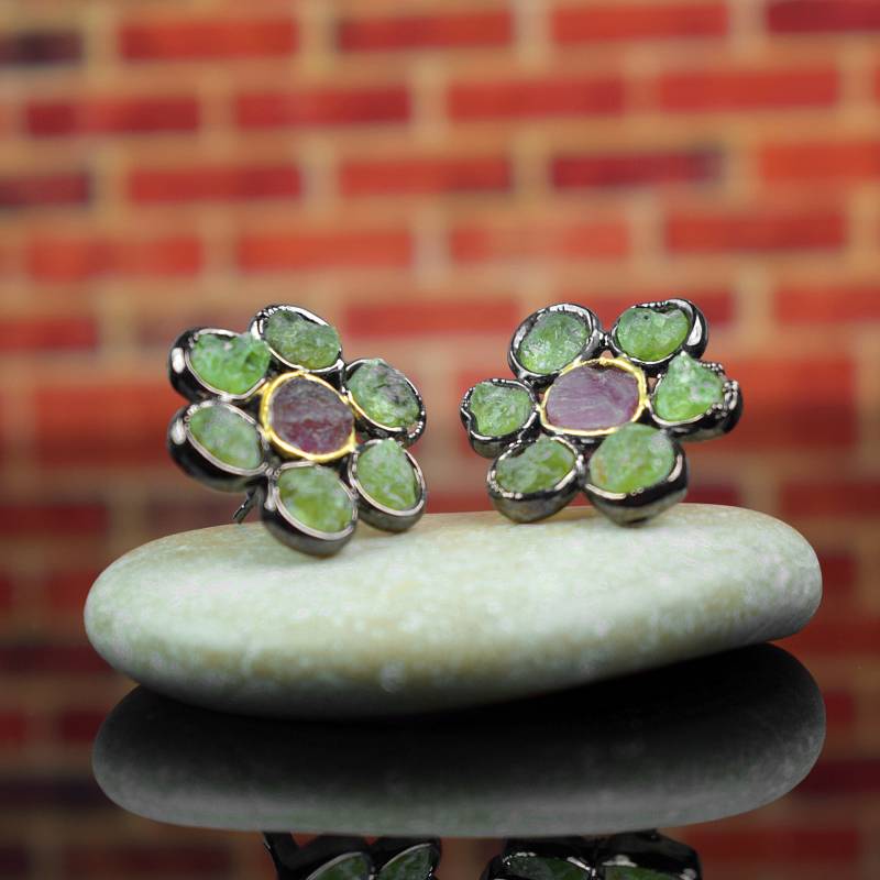 Grün Peridot Und Turmalin Ohrstecker | Edelstein Ohrringe Blumen Schmuck Messing Drücken Sie Zurück von GemFormingStudio