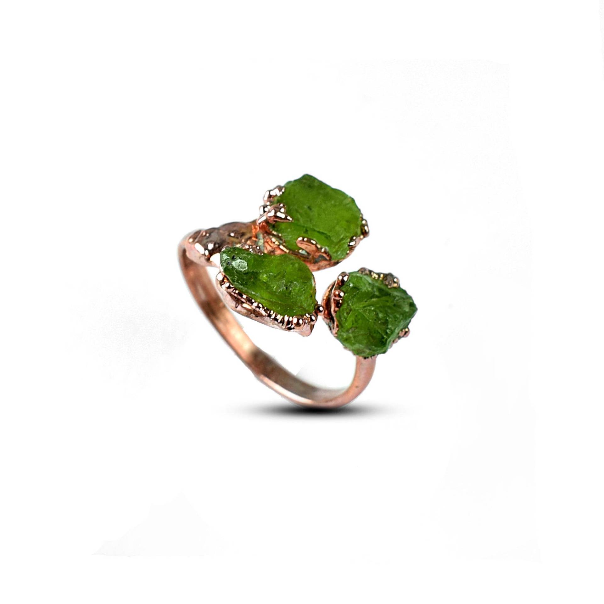 Grüner Peridot Ring Roher | Ast Kupfer Messing Ihre Ohrringe Finden Sie in Unserem Shop von GemFormingStudio