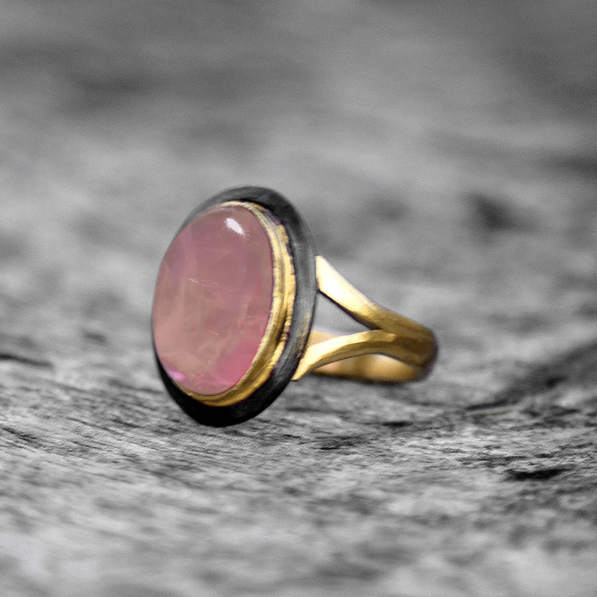 Hydro Pink Quart Ring | Edelstein Messing Für Frauen Sie Statement Goldpolierter Geschenk Für von GemFormingStudio