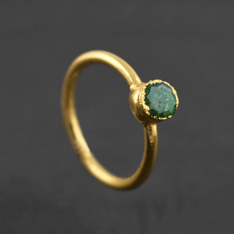 Kleiner Grüner Smaragd Ring Winziger Damen Schmuck Frauen Stein Facettierter von GemFormingStudio