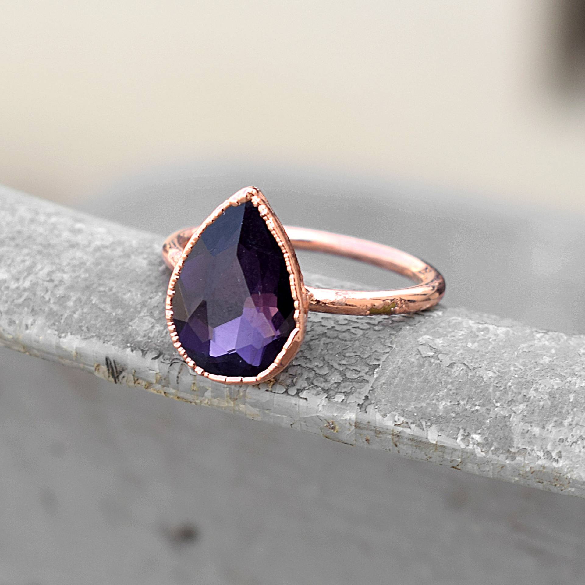 Lila Hydro Amethyst Ring, Rose Gold Kupfer Facettierter Stein von GemFormingStudio