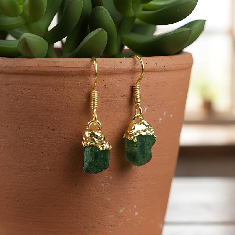 Natürliche Dunkle Smaragd Edelstein Ohrringe Rohstein Ohrring Mai Rohkristall von GemFormingStudio