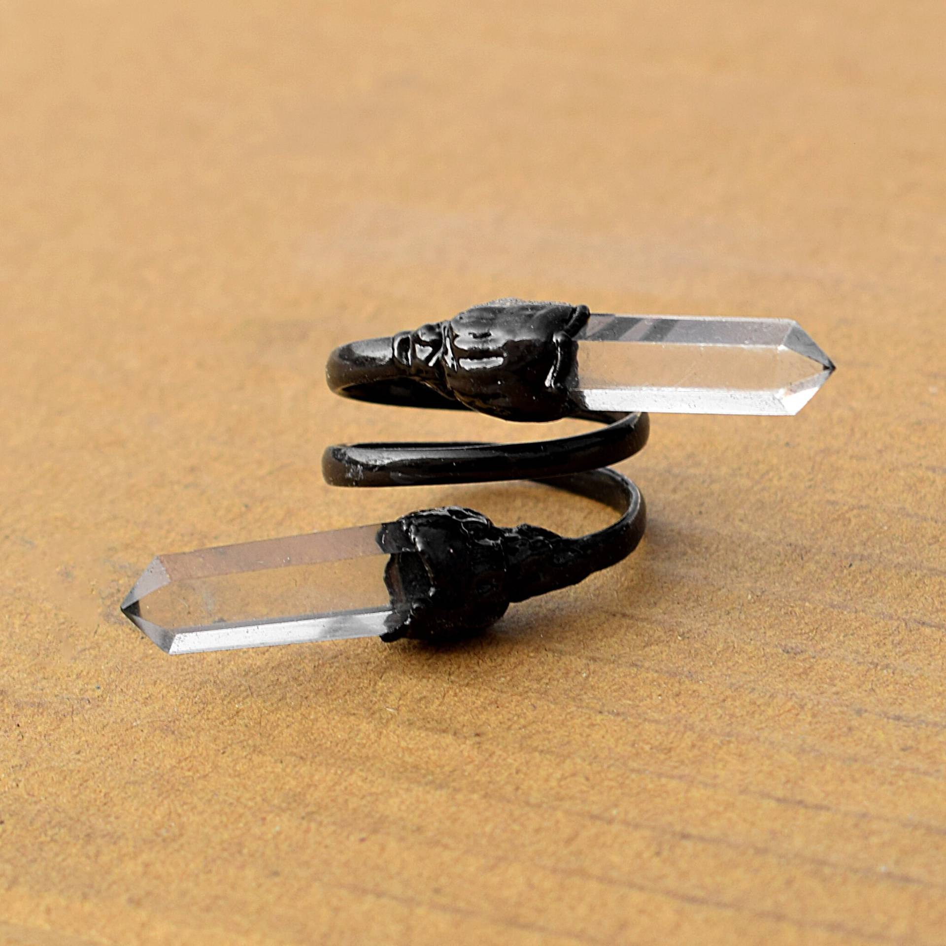 Natürliche Kristall-Bleistift-Ring, Oxidierter Messing-Bypass-Ring von GemFormingStudio