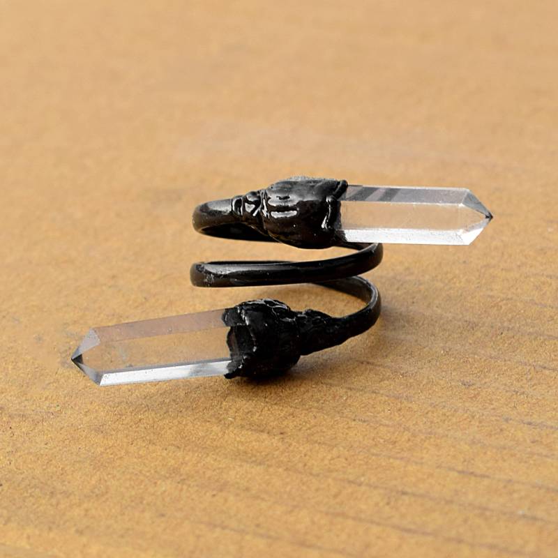 Natürliche Kristall-Bleistift-Ring, Oxidierter Messing-Bypass-Ring von GemFormingStudio