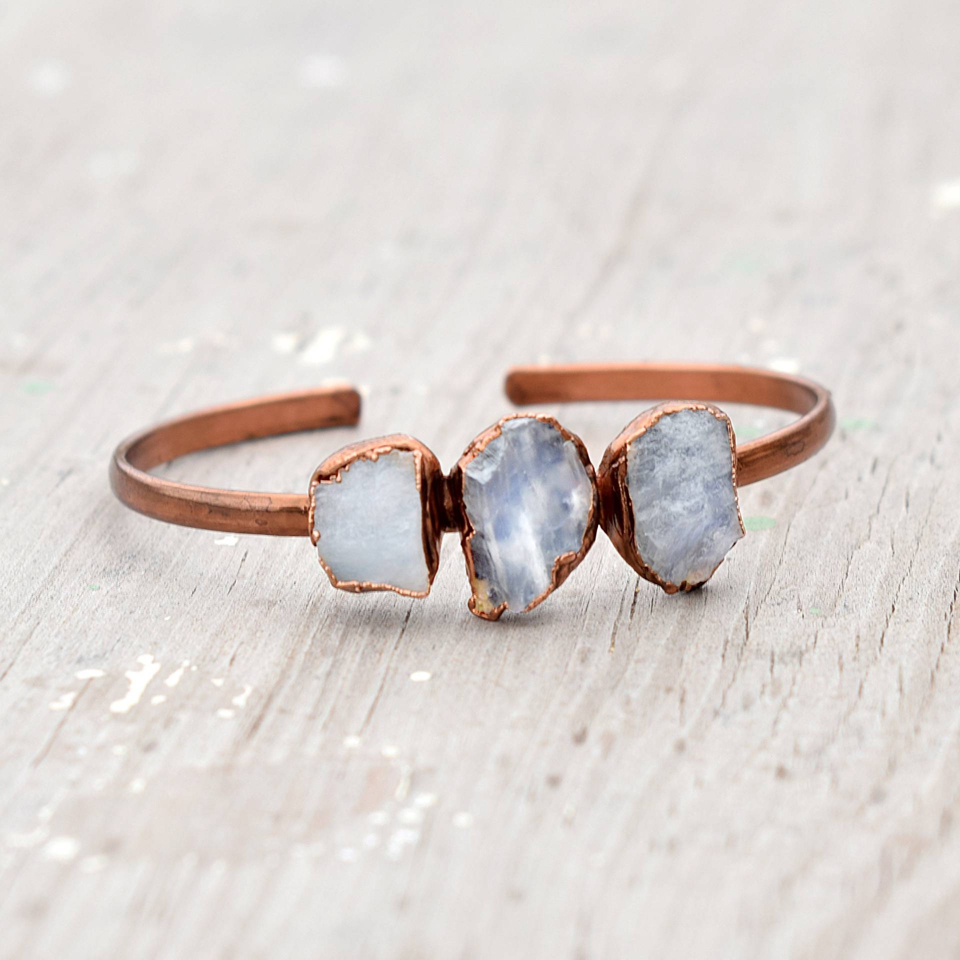 Natürliche Mondstein Manschette Armband, Raw Jubiläum Geschenk von GemFormingStudio