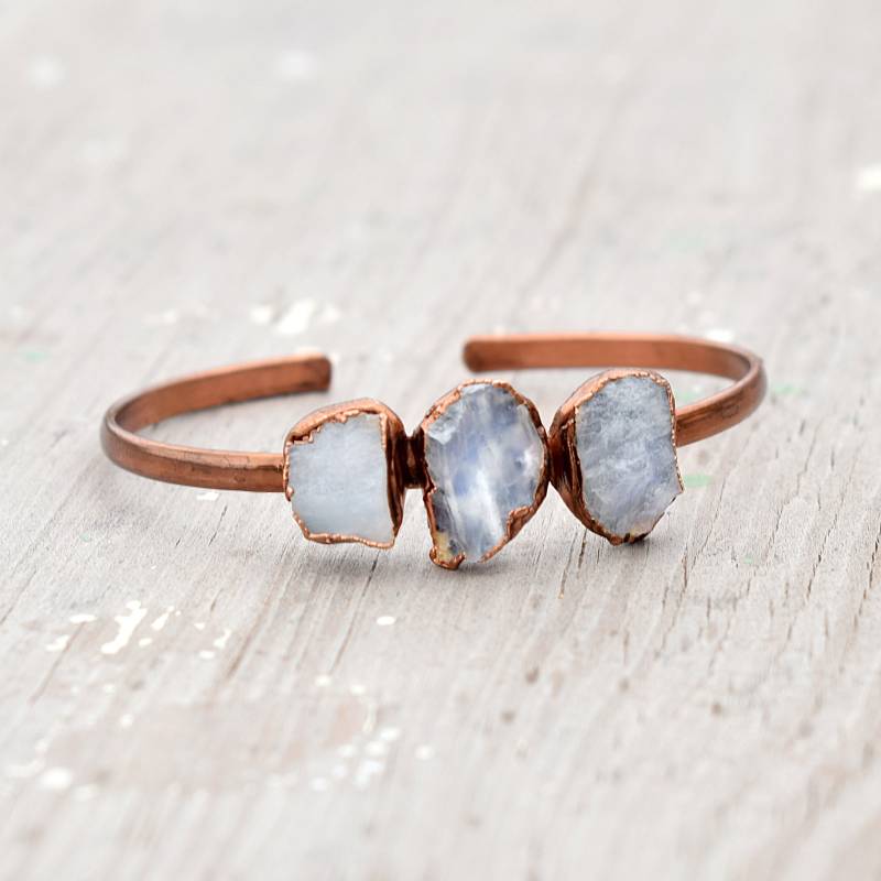 Natürliche Mondstein Manschette Armband, Raw Jubiläum Geschenk von GemFormingStudio