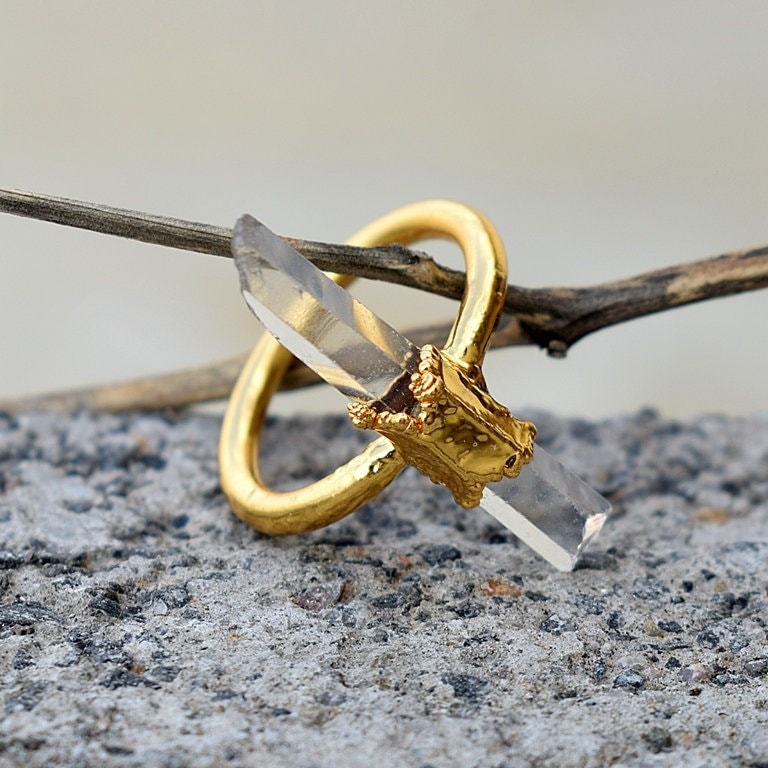 Natürliche Quarzkristall-Bleistift-Ring, Elektrogeformtes Messing von GemFormingStudio