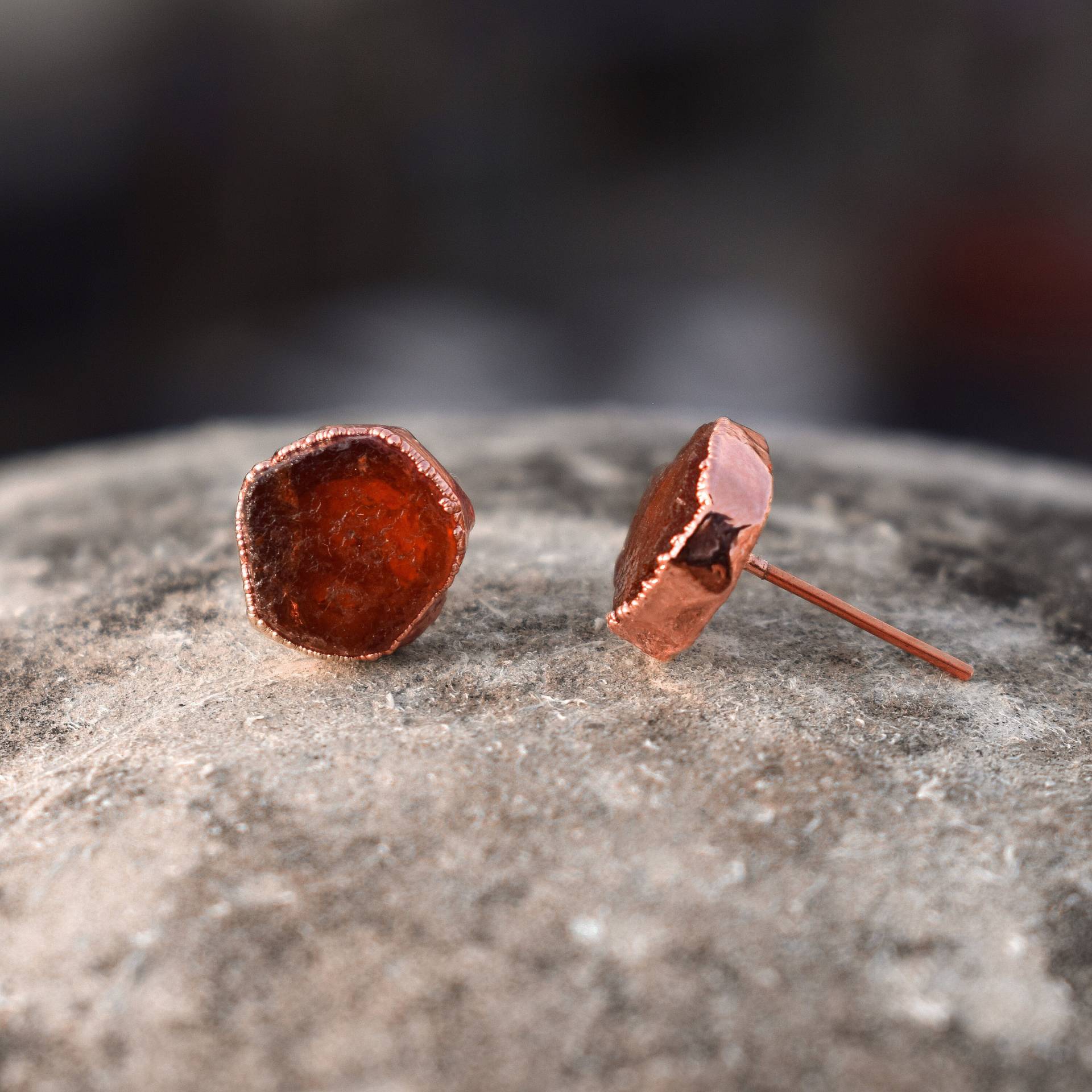 Natürliche Rote Ambor Edelstein Ohrringe Runde Winzige Hochzeit Geschenk Push Back Minimal Stud von GemFormingStudio