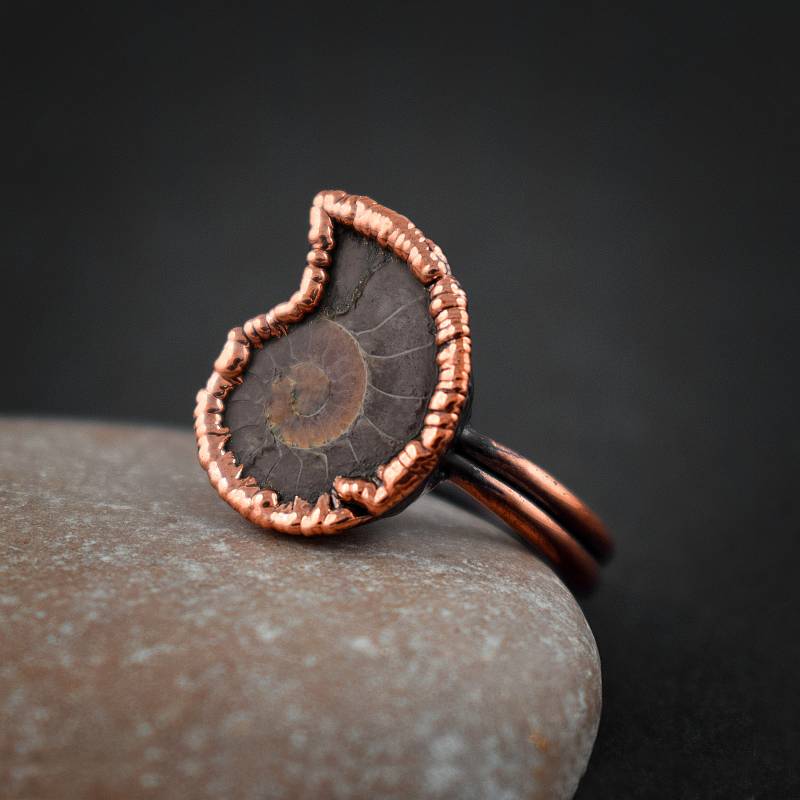 Natürlicher Ammonit Fossiler Edelstein Ring Statement ~ Fossil Schmuck Herren Unisex von GemFormingStudio