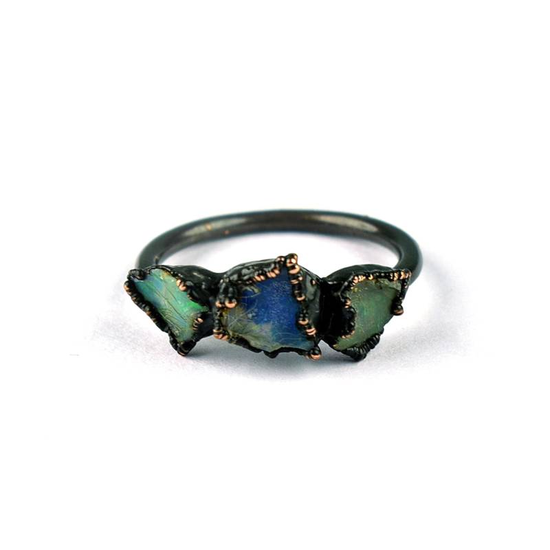 Natürlicher Feueropal Ring, Roher Opal Boho Schwarz Oxidierter Verlobungsring, Geburtsstein Ehering von GemFormingStudio