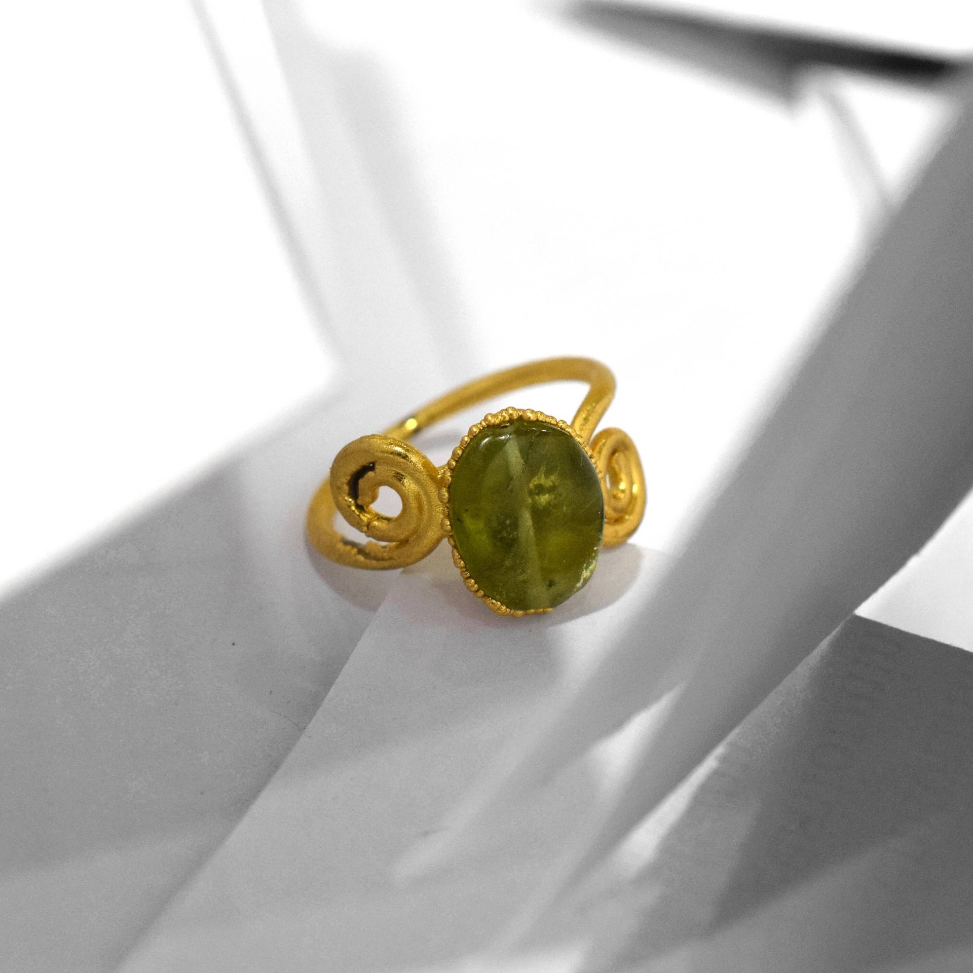 Natürlicher Grüner Peridot Edelstein Ring Statement Elektrogeformter Schmuck Minimaler Handgemachter Zierlicher von GemFormingStudio