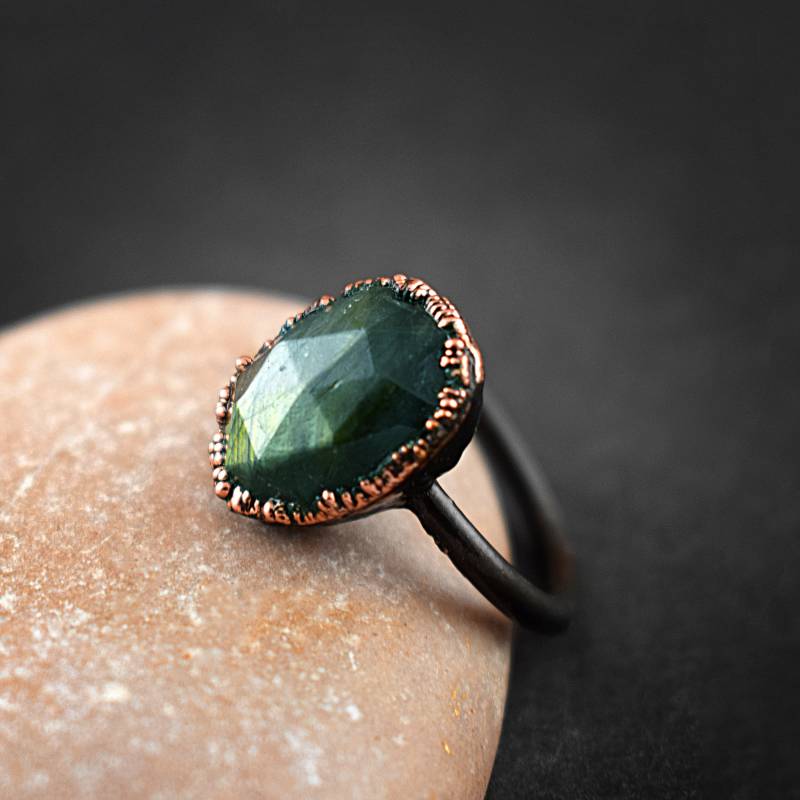 Natürlicher Labradorit Electroform Ring, Oxidiertes Kupfer Größe 7 von GemFormingStudio
