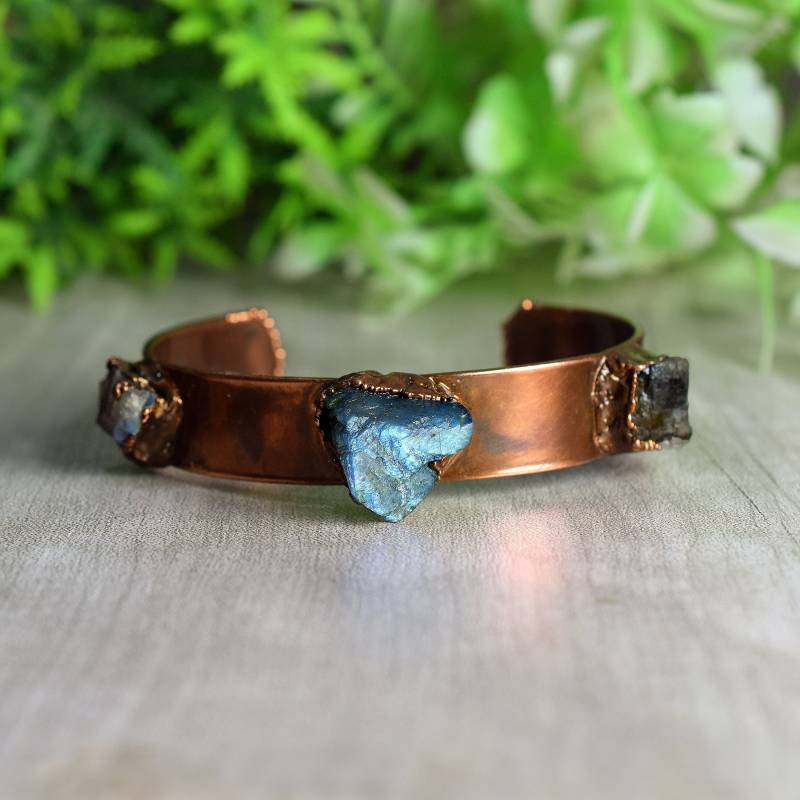 Natürlicher Roher Labradorit Edelstein Armband ~ Armreif Für Frauen Geschenk Sie Offener Statement Boho Manschette von GemFormingStudio