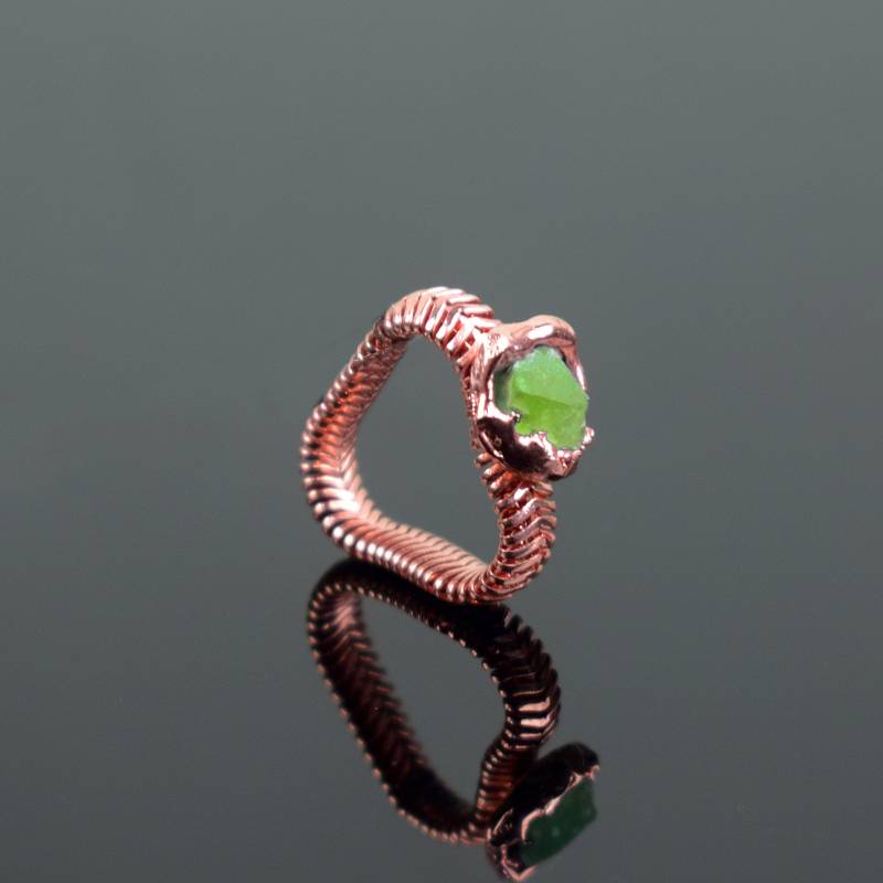 Natürlicher Roh Peridot Edelstein Ring | Rohstein Statement Kettenring Handgefertigte Fester Boho-Ringe von GemFormingStudio