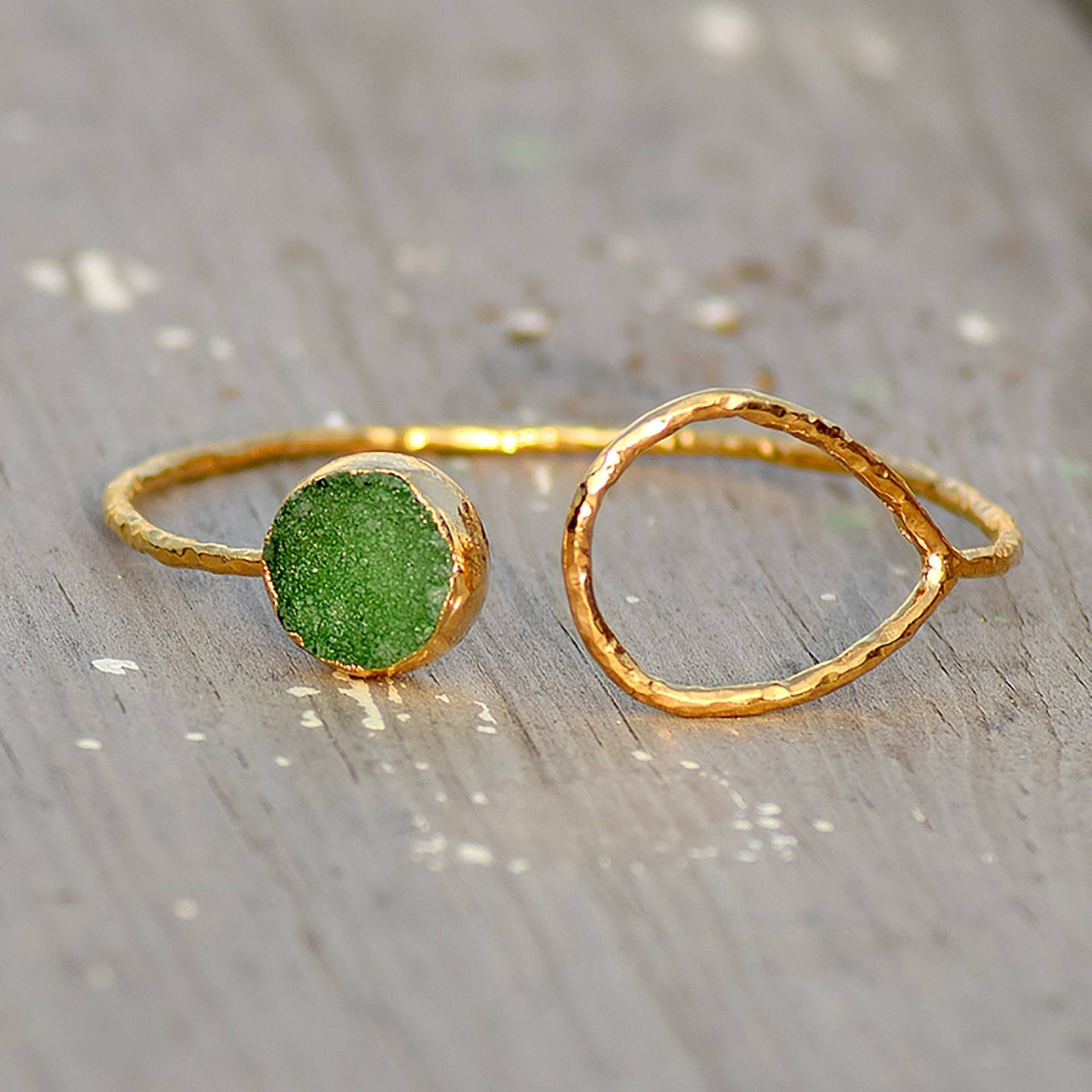 Natürliches Grünes Druzy Edelstein Manschetten Armband, Statement Handgemachtes Zartes Einzigartiges Hochzeits Armband von GemFormingStudio