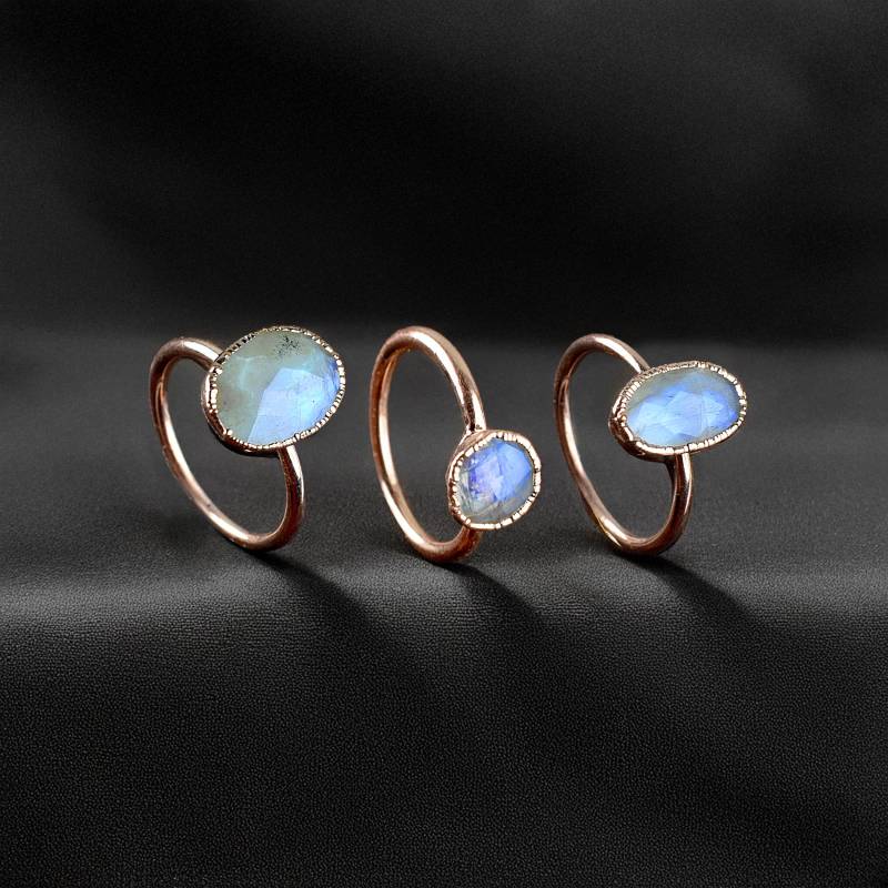 Regenbogen Mondstein Ring ~ Edelstein Für Frauen Geschenk Mutter Hochzeit Minimalistisch von GemFormingStudio