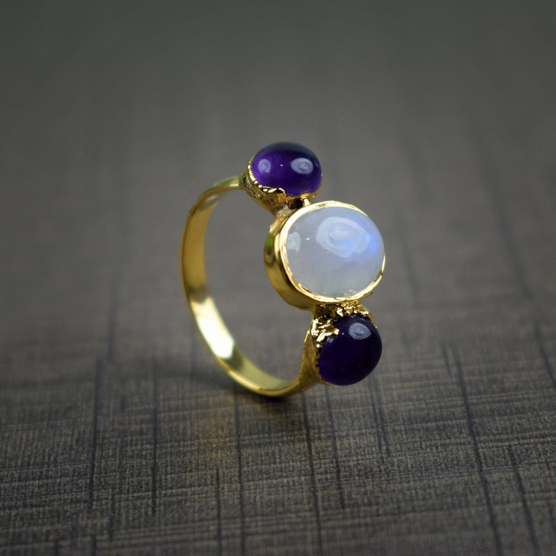 Regenbogen Mondstein Und Amethyst Ring Edelstein Messingring Handgemachter Schmuck Geschenke Für Sie Ringe Frauen von GemFormingStudio