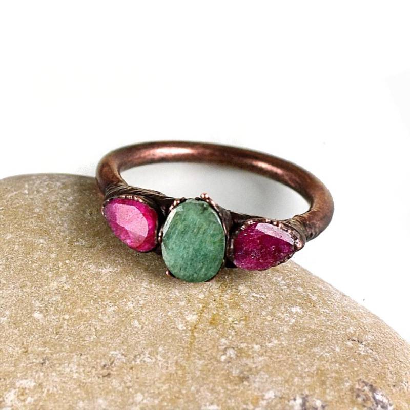 Elektrogeformter Rubin Und Smaragd Ring | Einstellbar Rose Gold Kupfer Band von GemFormingStudio